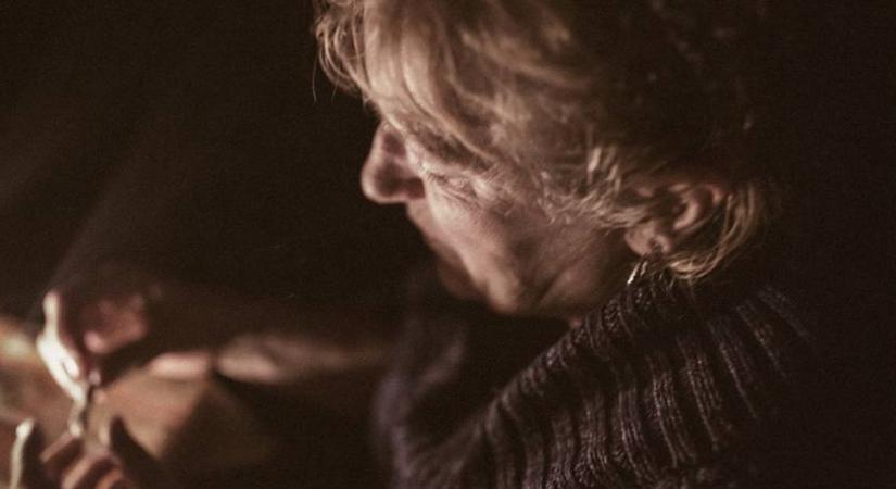 Kristályt és marihuánát árult a magyar nagymama: videón, ahogy elfogják - Femina