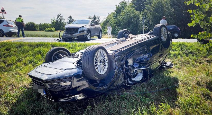 Két balesetben négy autó tört össze Gyöngyösfalunál - helyszíni fotók - Vaol