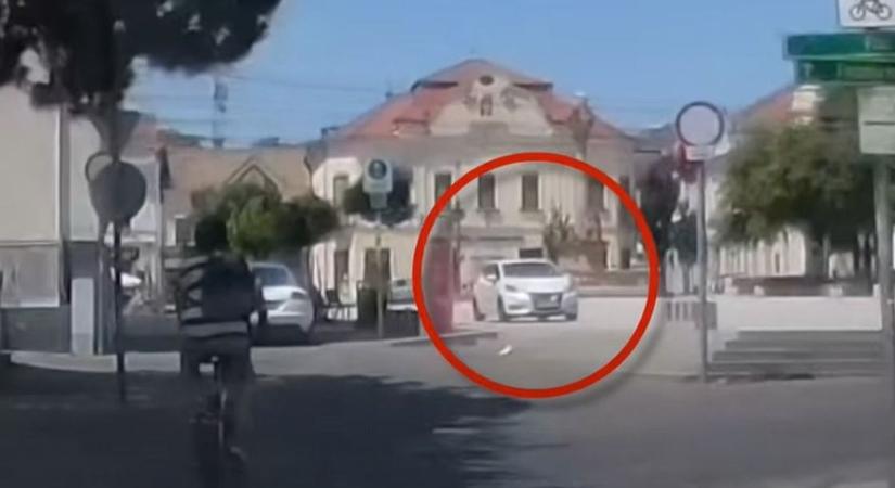 Videón az akciójelenet: autóval vette be a lépcsőt a főtéren! - Veol