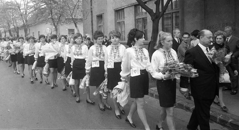 Retró galéria: Ilyen ruhában ballagtak a végzős diáklányok 50-60-70-80 éve - Babaszoba