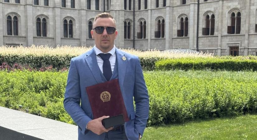 „Nincs olyan, hogy ne oldjuk meg” – országos díjjal ismerték el a hajdú-bihari mentőtiszt példás munkáját - Haon