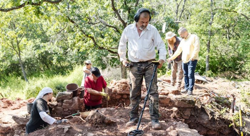 Eddig sosem látott leleteket nézhetünk most meg a Nagy-Eged-hegyi ásatás anyagából - Heol