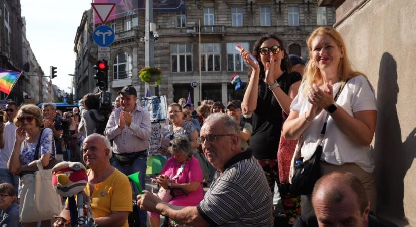 Egymásnak adják a szónokok a mikrofont Hadházy Ákos tüntetésén - 24.hu