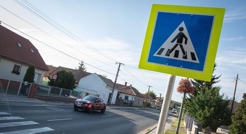 Ilyen gyalogátkelőhely jelző táblákat tesznek ki a Velencei-tó mellett - Feol