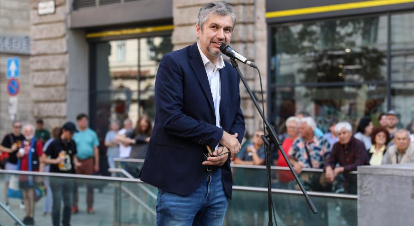 „Még 300 nap, és mind kormánypártiak leszünk” – 14. alkalommal is utcára vonult Hadházy Ákos - 444.hu