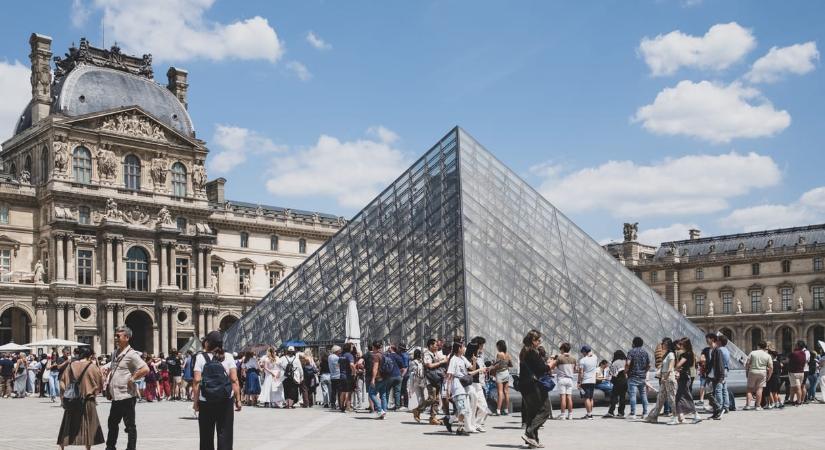 Bepipultak a dolgozók a Louvre-ban a havi eligazításon és spontán sztrájkba kezdtek - HVG - Kultúra