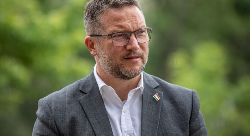 Életmentő műtétet hajtottak végre Ujhelyi Istvánon - HVG - Itthon