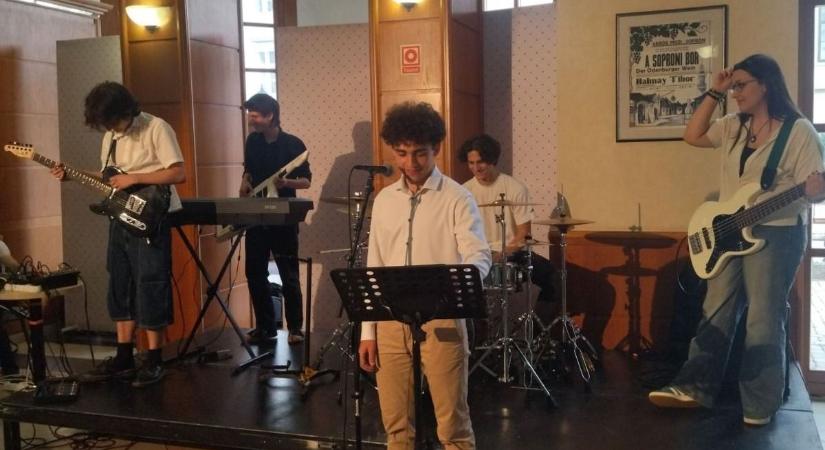 Berzsenyi versei rockosítva szóltak a soproni Liszt Caféban - fotók - Kisalföld