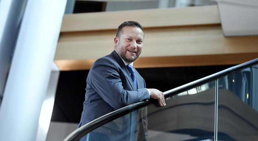 Életmentő szívműtétet hajtottak végre Ujhelyi Istvánon - Infostart