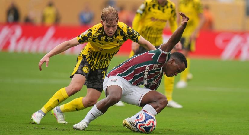 Piros-fehér-zöld mezben üzent egy szurkoló a FIFA-nak: nem mindennapi jelenetek New Yorkban (VIDEÓ) - Mandiner