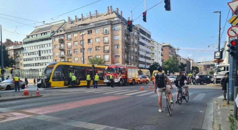 Villamos és autó ütközött Budán - 24.hu