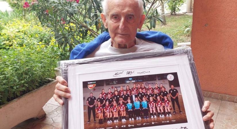 Megható ajándékozás: legendás kézilabdaedzőjük előtt tisztelegtek az esztergomiak - 24.hu