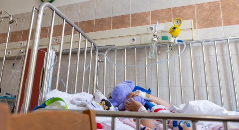 Képzést indíthatnak a kórházban rekedt csecsemők gondozására vállalkozó önkénteseknek - Népszava