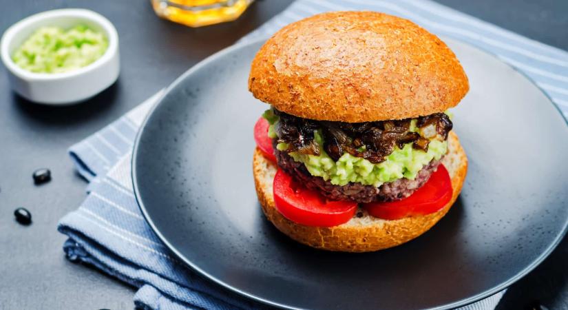 Feketebabos burger – ez a fehérjedús zöldségpogácsa lehet a grillszezon favoritja - Prove