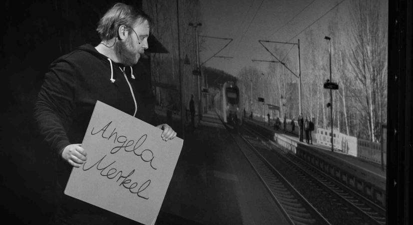 SZÍNHÁZ A MOZIVÁSZNON – EGY NEMZETKÖZI KOPRODUKCIÓ TANULSÁGAI A KRITIKUS SZEMÉVEL Krasznahorkai László: Herscht 07769 / Theaterhaus Jena, Örkény Színház - Revizor