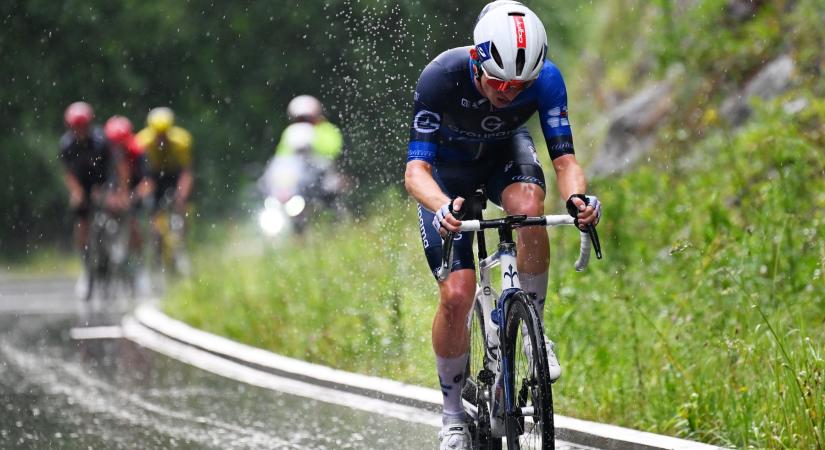A motorost is lehagyta az esőben 84 km/órával száguldó biciklis (VIDEÓ) - Player