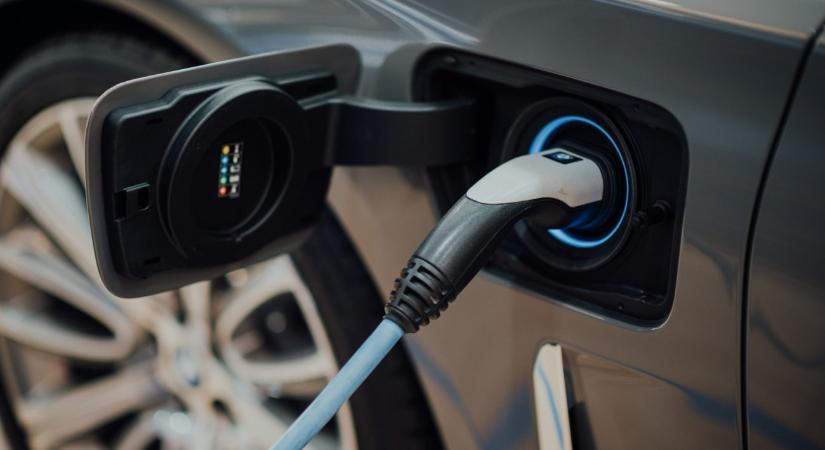 Olcsóbb lett itthon az elektromos autó, na de a biztosítása… - Infostart - Életmód
