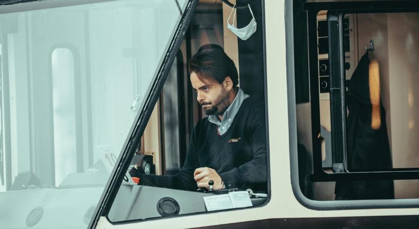 Kirúgtak egy londoni metróvezetőt, miután videózáson és kötögetésen kapták - mindezt munka közben - Ripost