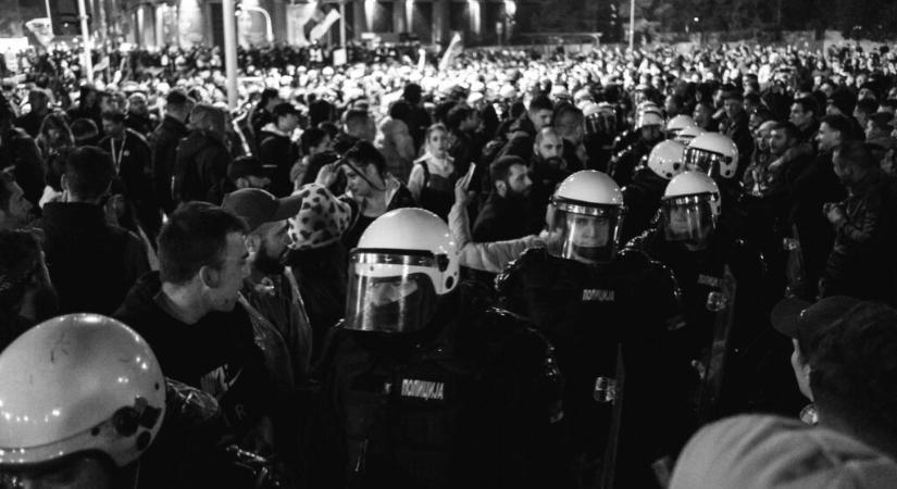 „Mind közelebb a pillanat, amikor a rendőrök levetik az egyenruhát és a nép oldalára állnak” - Szabad Magyar Szó