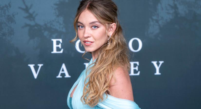 Sydney Sweeney mindenkit túlragyogott: lélegzetelállító ruhát választott a premierre - Retikül