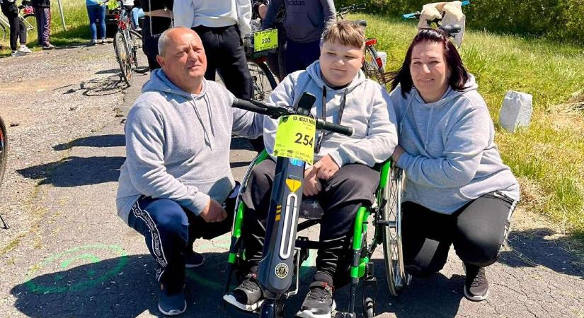 Egymilliárd forint kellene ahhoz, hogy a Duchenne-szindrómás Ádám élhessen - Ripost