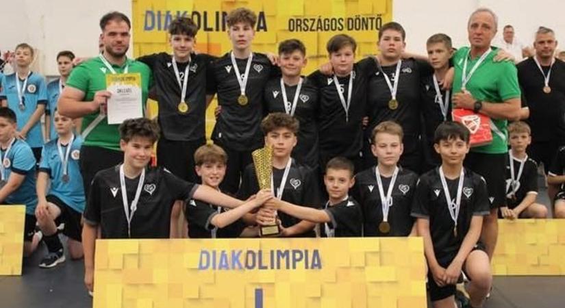 Diákolimpiai bajnoki címet szereztek a kunhegyesi fiuk és a szolnoki lányok röplabdában - Szoljon