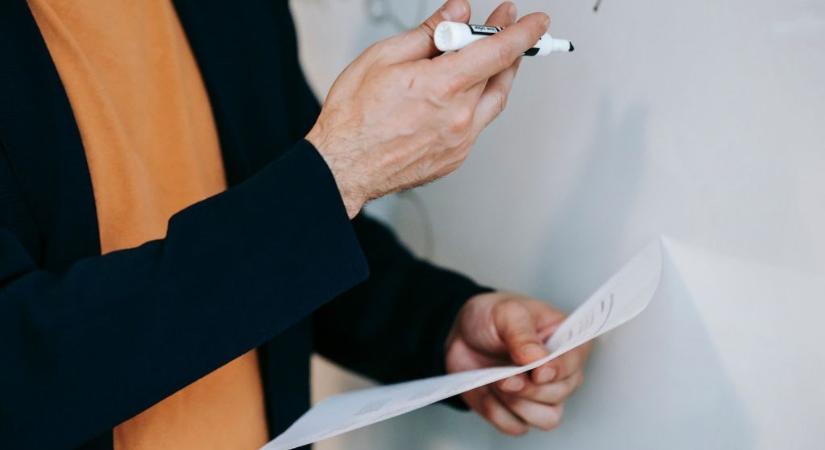 "Ez a teljesítményértékelési rendszer megbukott" - a minisztériumban egyeztettek a pedagógus szakszervezetek - Eduline