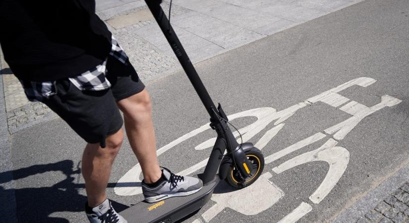 Túl sok volt a baleset: Finnország betiltotta az elektromos rollerezést a 15 év alattiaknak - HVG - Autó