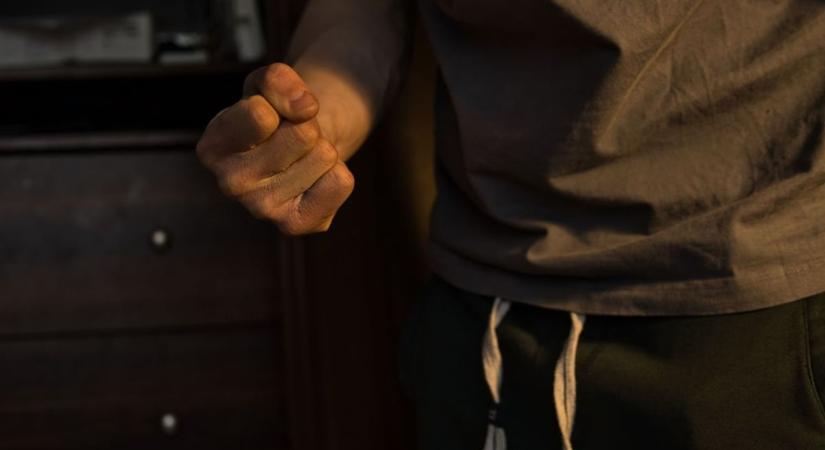 Bezárta a szobába, fojtogatta és el is verte élettársát a vasi férfi - Vaol