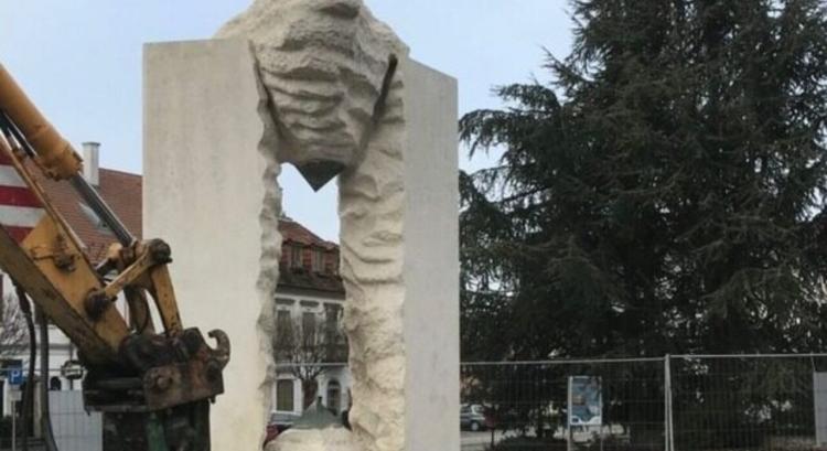 ÁTFORMÁLÓDÓ KÖZTEREK – A láthatatlan szobrok városa, Veszprém - Veszprém Kukac