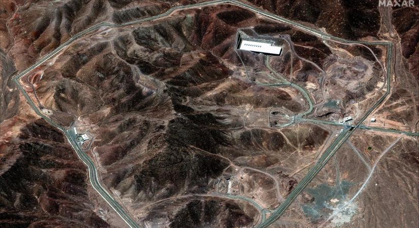 Atomreaktor a hegy mélyén: ennek a szupertikos bázisnak a felrobbantását szeretné Izrael, de csak az amerikaiak képesek rá - Mandiner