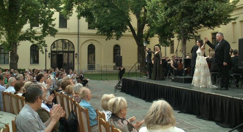 Verdi-operák dallamai töltötték meg a Régi Városháza udvarát – fotókkal - Dehir