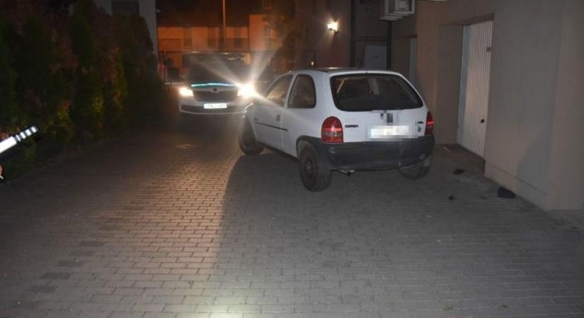 Udvarból akarta ellopni az autót, de nekitolatott a garázskapunak (képek)! - Veol