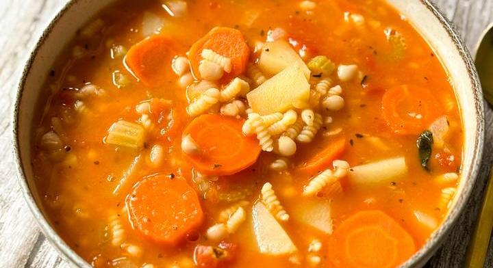 Könnyű, de laktató minestrone: zsenge zöldségekből, friss bazsalikommal - Só&Bors