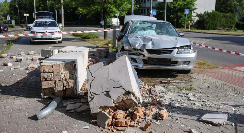 Helyszíni fotókon a reggeli baleset: kidöntötte az árkádok tartóoszlopát egy autó - Kemma