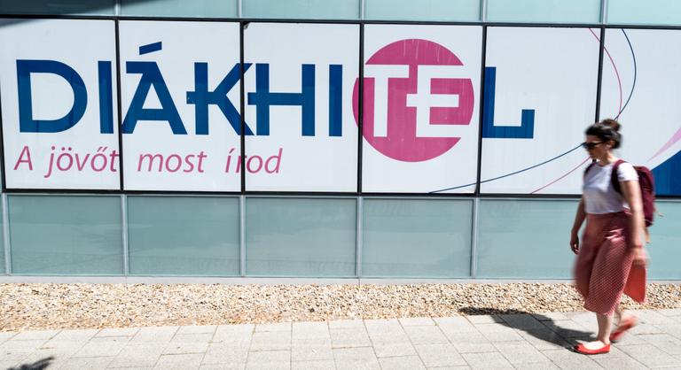 Tovább védi a kormány a fiatalok pénztárcáját, marad a kamatstop a diákhiteleknél - Index - Gazdaság