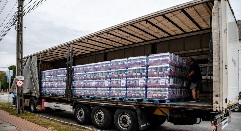 Hatalmas adománnyal segített az Aqua Lorenzo – 68 ezer liter ásványvíz érkezett a csőtörés áldozatainak - VG