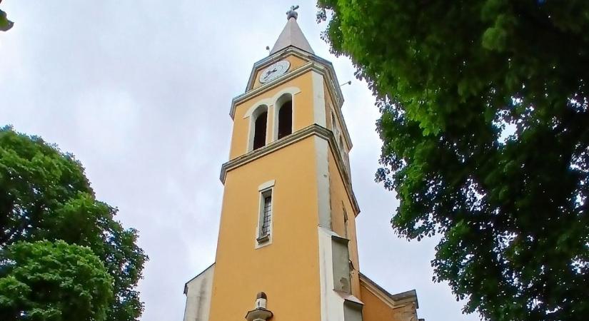 A templom teteje már nem sokáig áll ellen az időjárásnak - Zaol