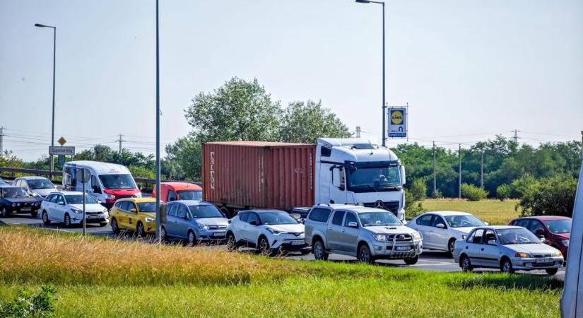 Leszakadt egy vezeték, hatalmas a dugó ezen a dunántúli főúton, ha teheti, kerülje el! - Zaol