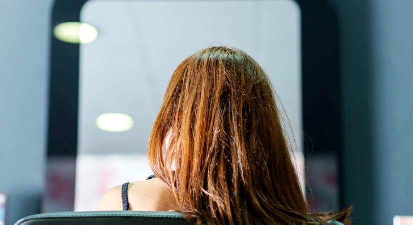 Esküvői frizurát csináltatott a kedvenc fodrászával a nő - keservesen zokogni kezdett, amikor meglátta magát a tükörben - Femcafe.hu