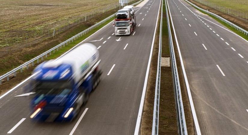 Drámai helyzet Szombathely közelében: kamion szakította le a felsővezetéket, teljes útzár lépett életbe - közbeszéd.hu