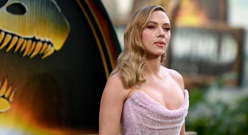 Scarlett Johansson csókkal üdvözölte kollégáját az új Jurassic World premierjén - 24.hu