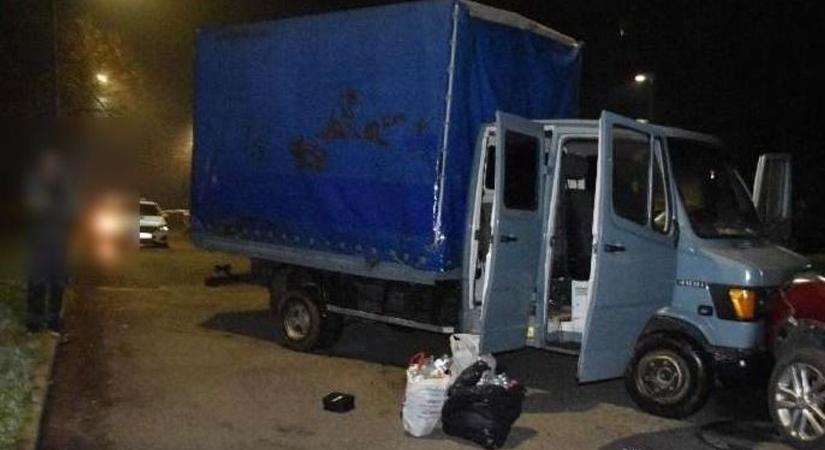 Tökrészegen büntette le a parkoló autókat egy férfi az ellopott teherautóval - Bama