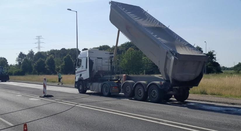 Felsővezetékbe akadt egy billencs Szombathelynél, lezárták az M86-ost - HVG - Autó