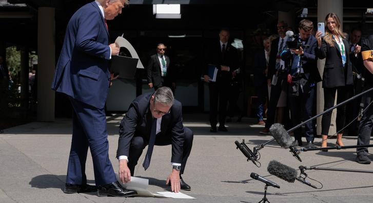 Donald Trump szanaszét szórta a szigorúan bizalmas iratokat, a brit kormányfő ugrott oda, hogy ne legyen baj - Index