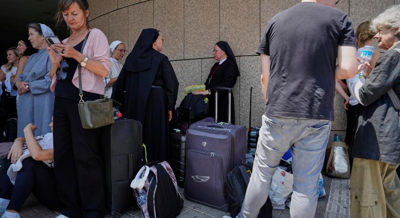 Izraelből kimenekítették a lengyelek első, 160 fős csoportját - Új Szó
