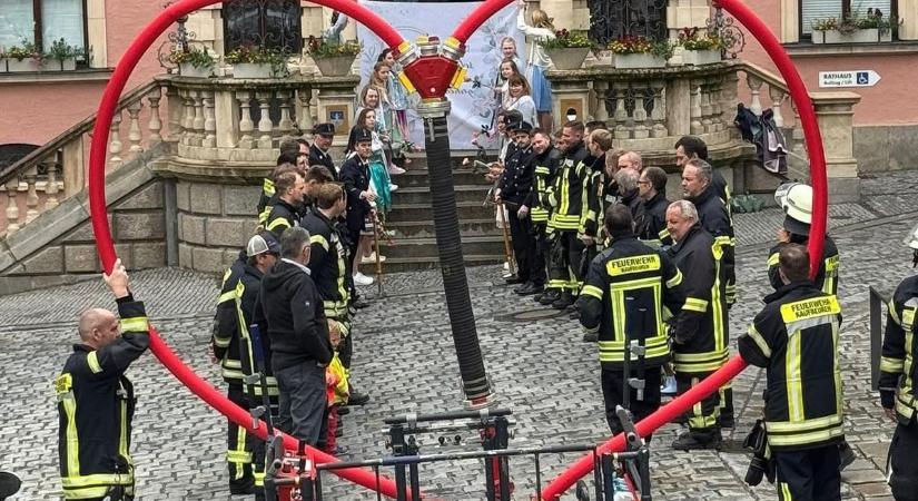 Daniel megnősült! A tűzoltók pedig sorfalat álltak - fotók - Vaol