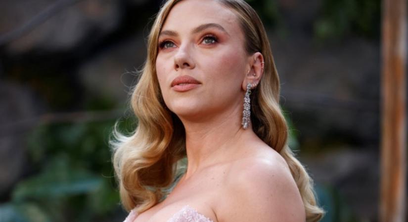 Scarlett Johansson ebben a tökéletes rózsaszín estélyiben lépett nyilvánosság elé - Elle