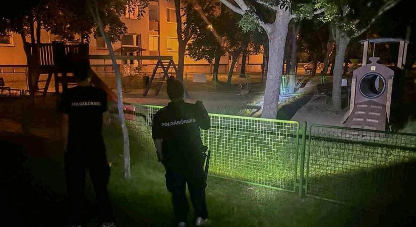 Hajléktalanok alszanak az egri játszótereken, ami utánuk maradt, az gusztustalan - Heol