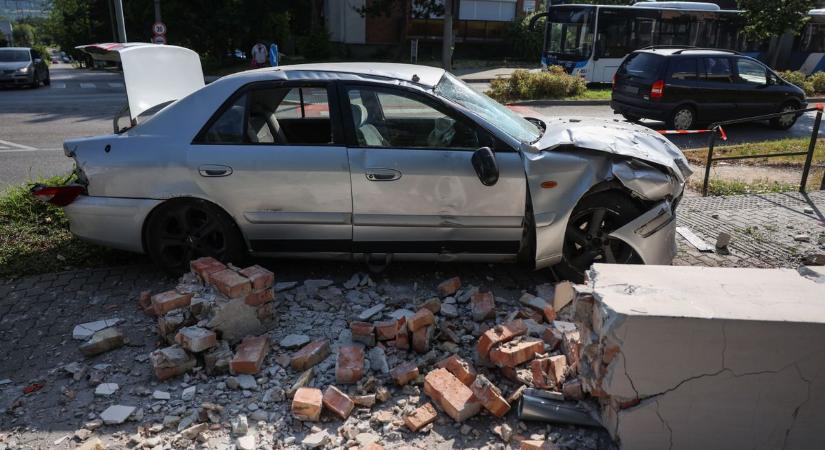 Elemi erővel csapódott az árkádokba az autó - szemtanú mesélt a balesetről helyszíni fotók - Kemma